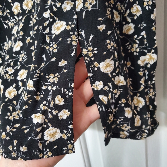 🐸$2🐸Mini Skirt - Picture 2 of 4
